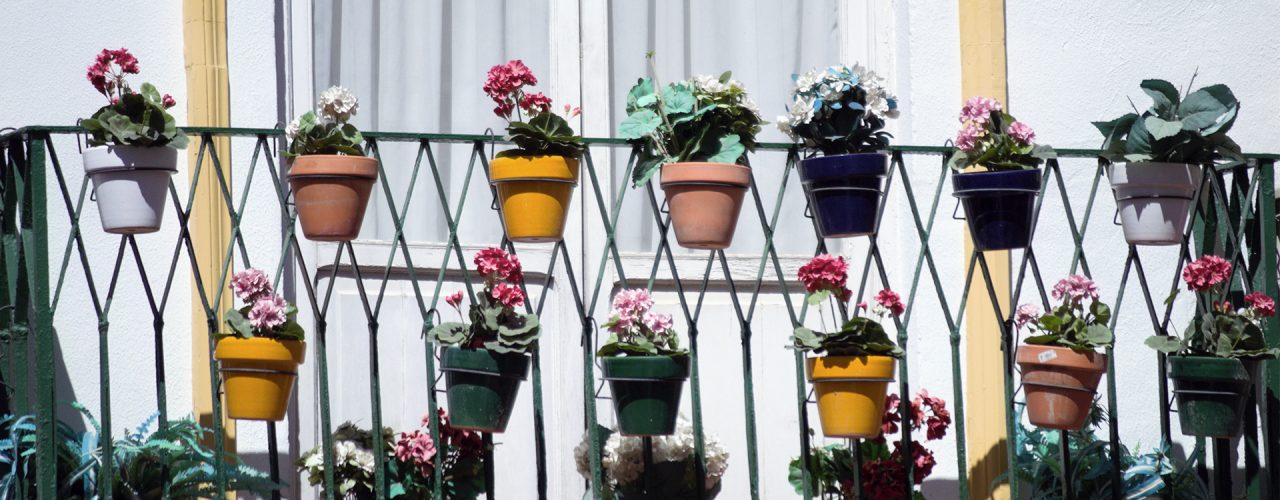 Un balcon andalou typique rempli de fleurs en pot à Séville en Espagne