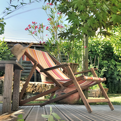 Chaise longue terrasse en été