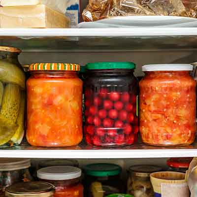 Légumes et fruits marinés en bocal au réfrigérateur