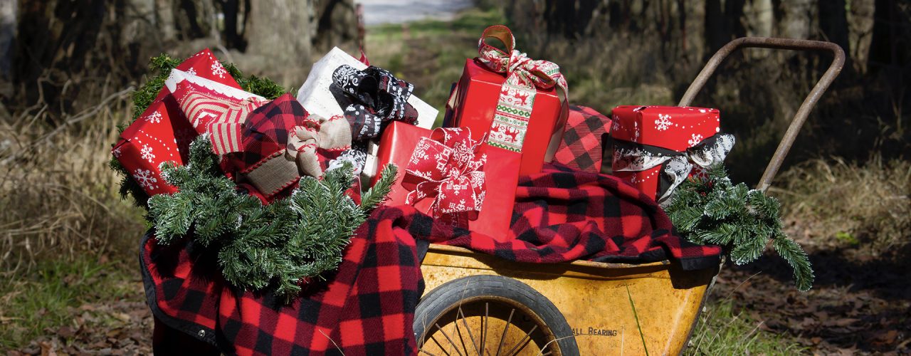 Vieux-chariot-à-gazon-rempli-de-cadeaux-de-Noël