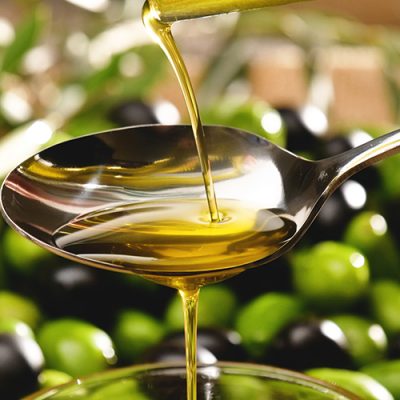 Composition de l'huile et des olives italiennes, concept de l'alimentation biologique et de l'alimentation authentique. Les oliveraies italiennes, la tradition et la passion du travail ancien