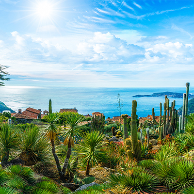 Paysage étonnant sur la côte méditerranéenne, vue sur le sommet du village d'Eze sur la côte d'Azur, Côte d'Azur, France