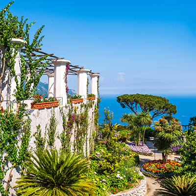 Les magnifiques jardins de la Villa Rufolo à Ravello, sur la côte amalfitaine, en Italie.