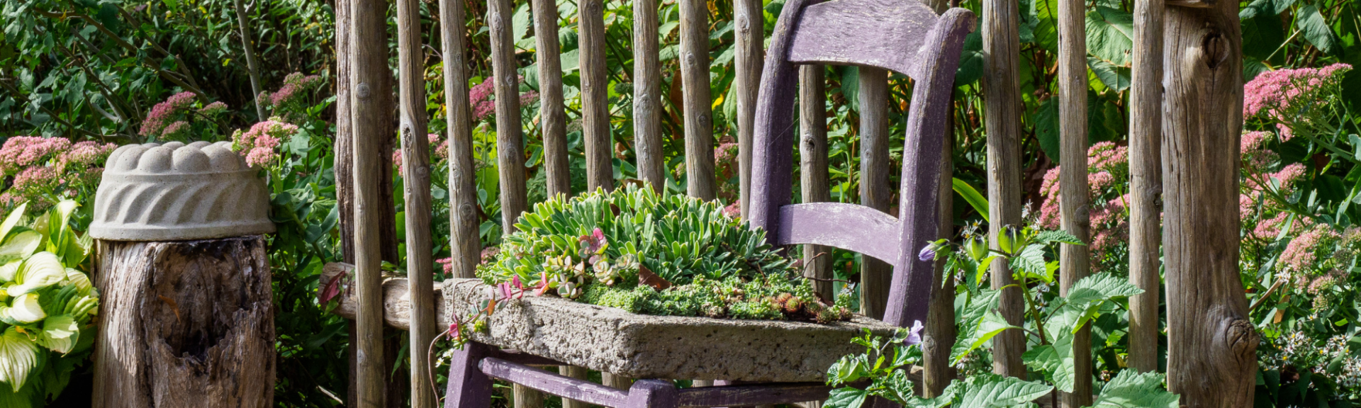 un petit jardin champêtre avec chaise en bois