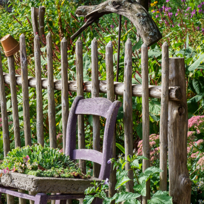 Petit jardin champêtre avec chaise en bois